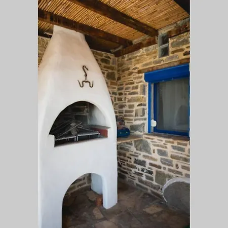 Traditionally Designed 2 Bedroom House With Pool Páros