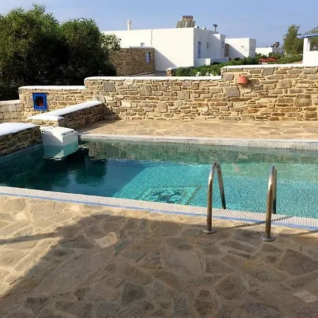Traditionally Designed 2 Bedroom House With Pool Páros