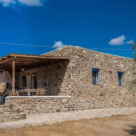 Traditionally Designed 2 Bedroom House With Pool *