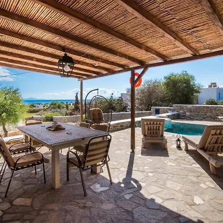 Traditionally Designed 2 Bedroom House With Pool Apartment Páros