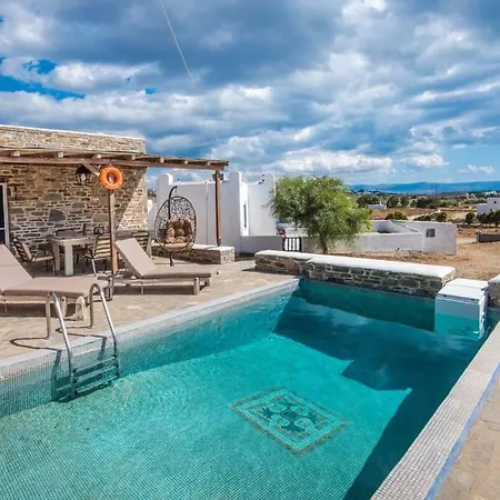 Traditionally Designed 2 Bedroom House With Pool *