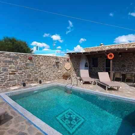 Traditionally Designed 2 Bedroom House With Pool Páros