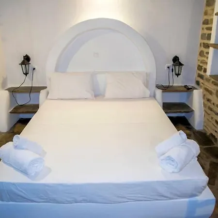 Traditionally Designed 2 Bedroom House With Pool *