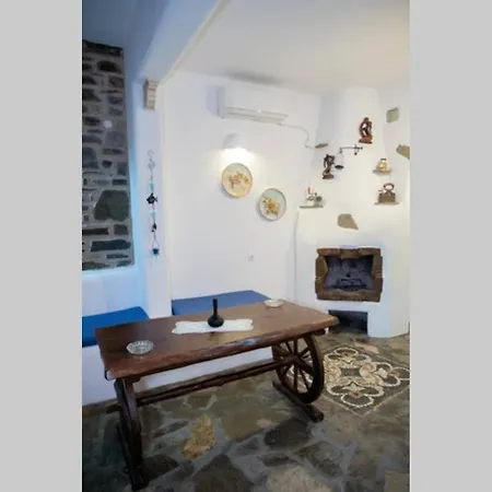 Traditionally Designed 2 Bedroom House With Pool *