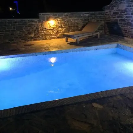 Traditionally Designed 2 Bedroom House With Pool شقة *