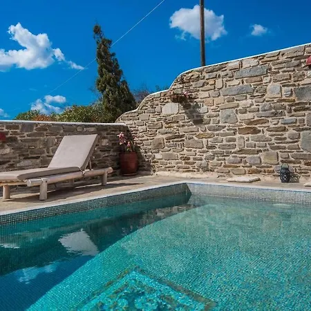 Traditionally Designed 2 Bedroom House With Pool * باروس