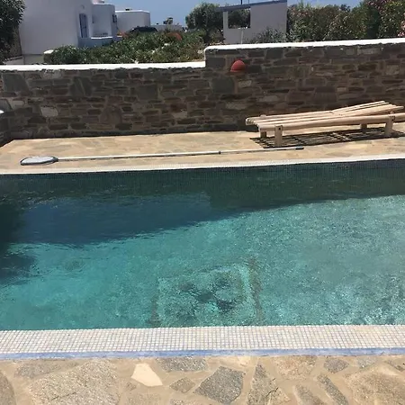 Traditionally Designed 2 Bedroom House With Pool *
