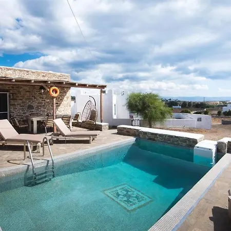 Traditionally Designed 2 Bedroom House With Pool *