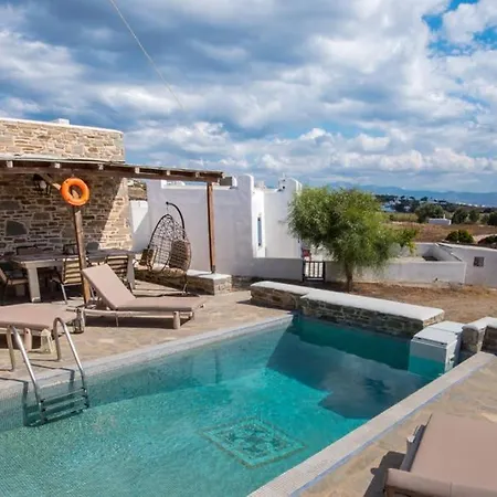 Traditionally Designed 2 Bedroom House With Pool